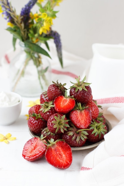 La fraise juteuse sur une assiette qui est mise avec précision