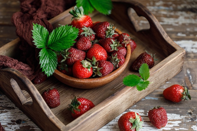 Fraise juteuse fraîche sur table en bois.