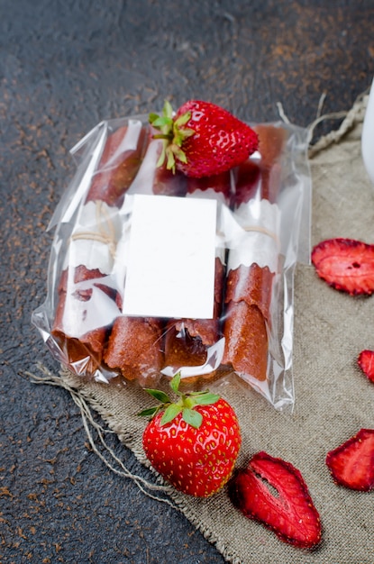 Fraise juteuse mûre, chips de fruits secs et pastille de fraises