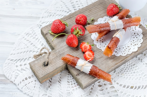 Fraise juteuse mûre, chips de fruits secs et pastille de fraises