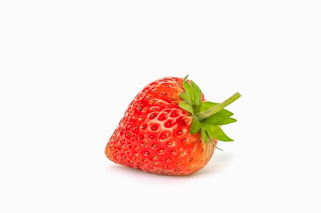 Fraise juteuse mûre fraîche isolée sur fond blanc.