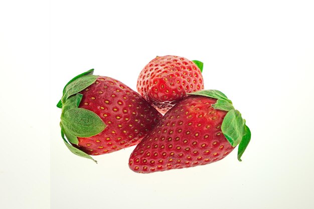 Fraise et moitié de fraise isolé sur fond blanc
