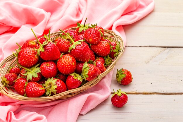 Fraise mûre biologique fraîche