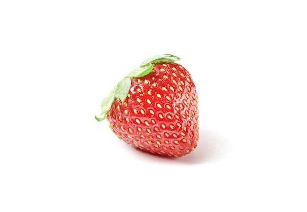 Fraise mûre fraîche isolé sur fond blanc