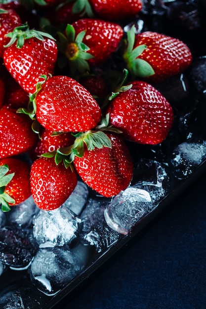 Fraise mûre sur glace