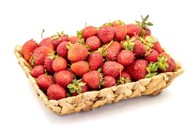 Fraise mûre isolé sur fond blanc Fraises fraîches dans un panier Aliments biologiques bouchent