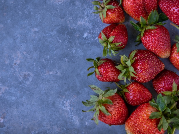 Fraise mûre sur table avec espace copie.