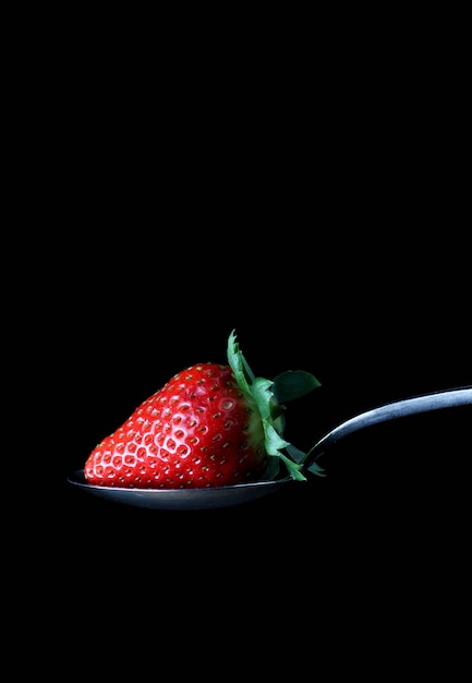 Fraise nature morte avec cuillère d'humeur noire