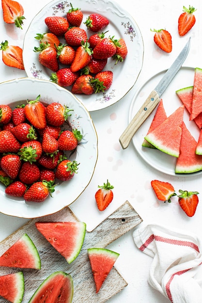 Fraise et pastèque coupée sur table blanche mise à plat