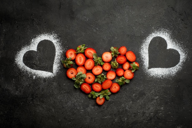 Photo fraise sur pierre sombre en forme de coeur, symbole d'amour pour la saint-valentin