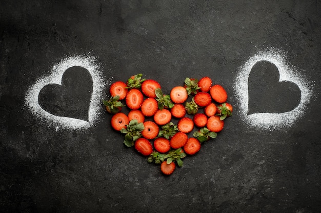 Fraise sur pierre sombre en forme de coeur, symbole d'amour pour la Saint-Valentin