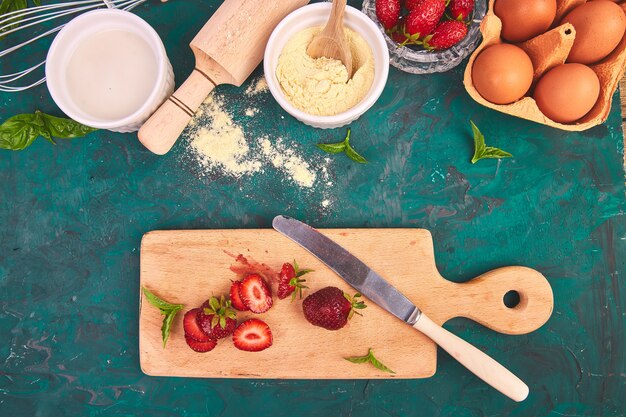 Fraise sur planche à découper pour tarte aux fraises