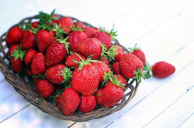 Fraise en plaque d'osier sur fond de bois