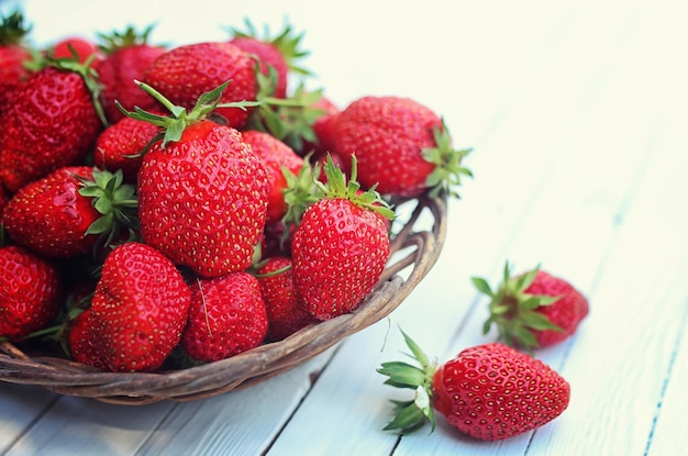 Fraise en plaque d'osier sur fond de bois