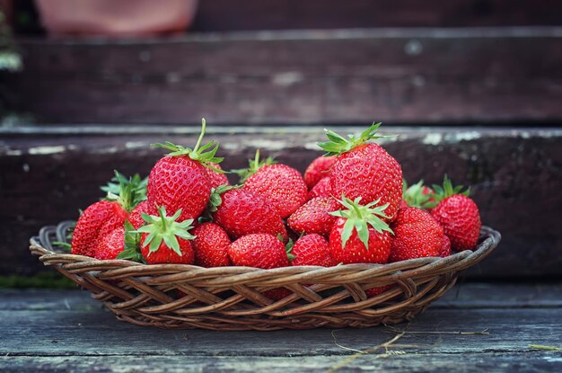 Fraise en plaque d'osier sur fond de bois