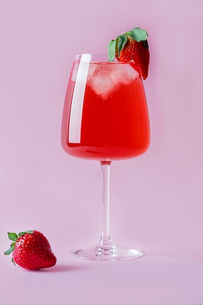 Fraise rafraîchissante Sangria avec vin mousseux, fraise, glaçons dans un verre de champagne