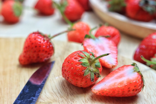 Fraise rouge sur un boucher en bois