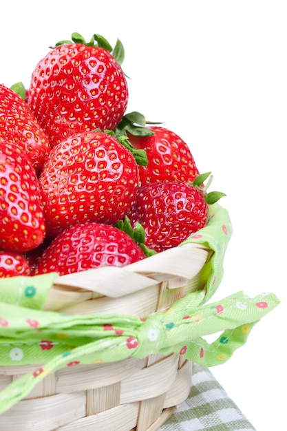 Fraise rouge dans le panier isolé