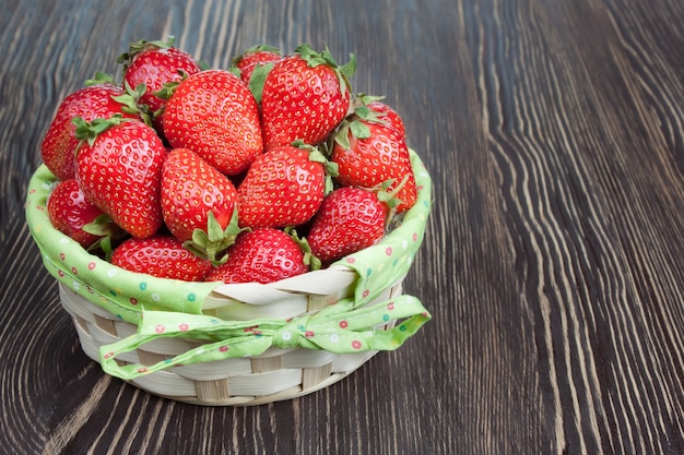 Fraise rouge dans le panier sur la table en bois marron