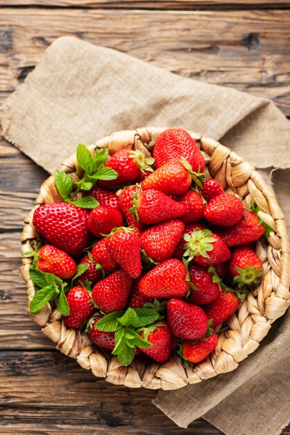 Fraise rouge douce d'été sur la table en bois