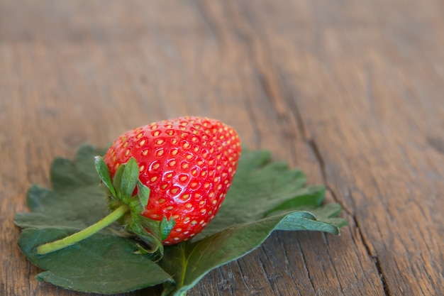 Fraise rouge fraîche sur fond de bois