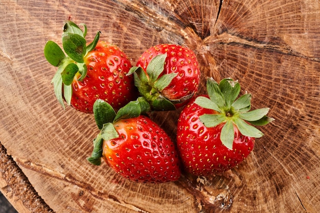 Fraise rouge fraîche mûre isolé sur fond de bois