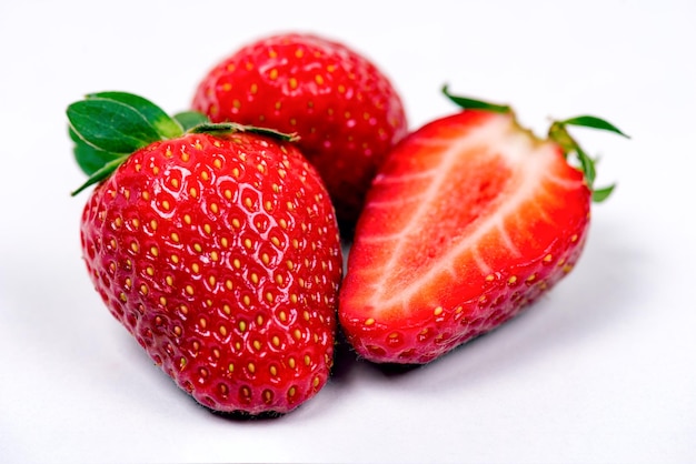 Fraise rouge mûre sucrée sur fond blanc