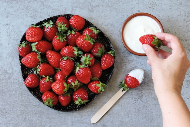 Fraise saine de dessert avec de la crème