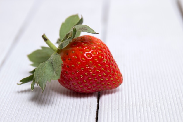 Fraise savoureuse sur fond blanc