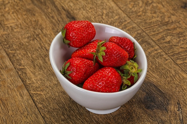 Fraise savoureuse et sucrée dans le bol