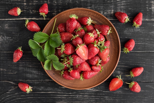 Fraise savoureuse sur une table en bois. Il peut être utilisé comme arrière-plan