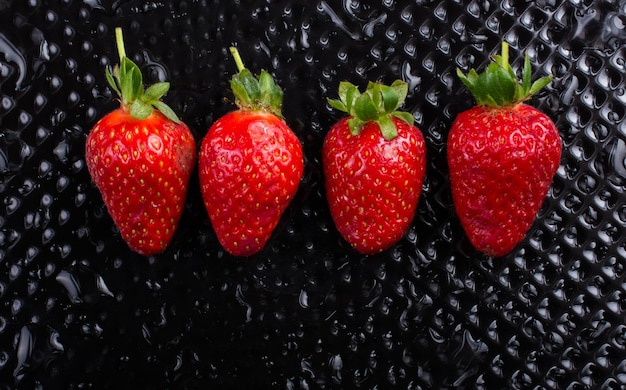 Une fraise sucrée et mûre juteuse