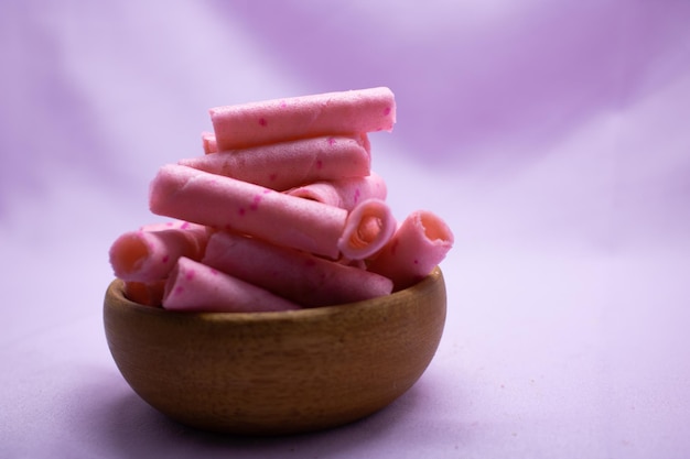 Fraise Sweet Wafer Cream Rolls isolé sur fond violet