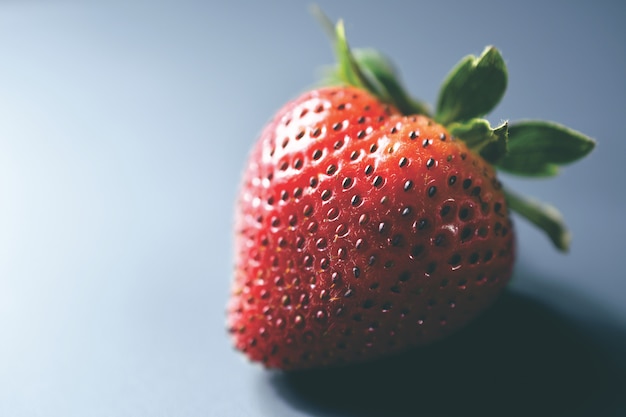 Fraise sur table noire