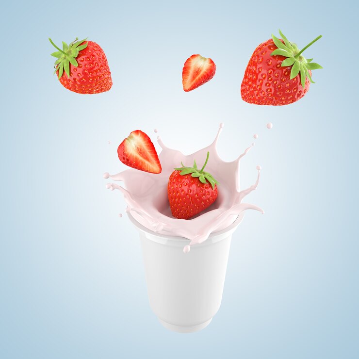 Photo fraise tombant dans le lait éclaboussant ou éclaboussure de yogourt