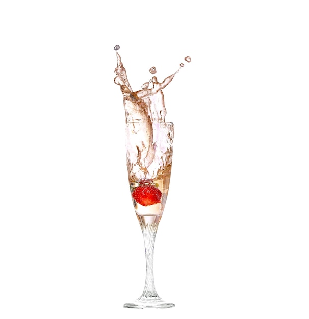 Fraise unique éclaboussant dans un verre de champagne