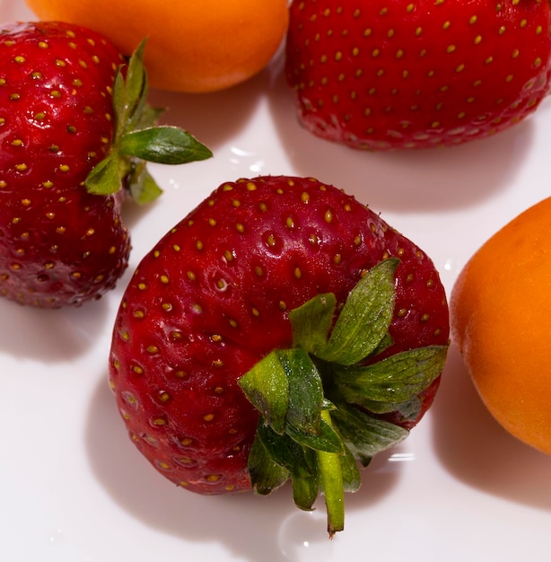 fraises et abricots frais et juteux