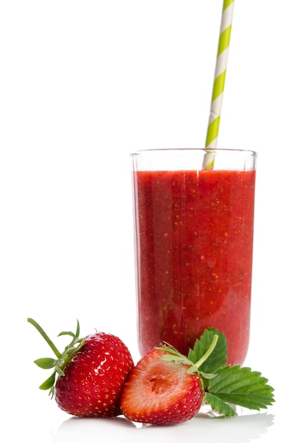 Fraises Un An Et Demi Avec Smoothie Cocktail Aux Fraises Isolé Sur Fond Blanc