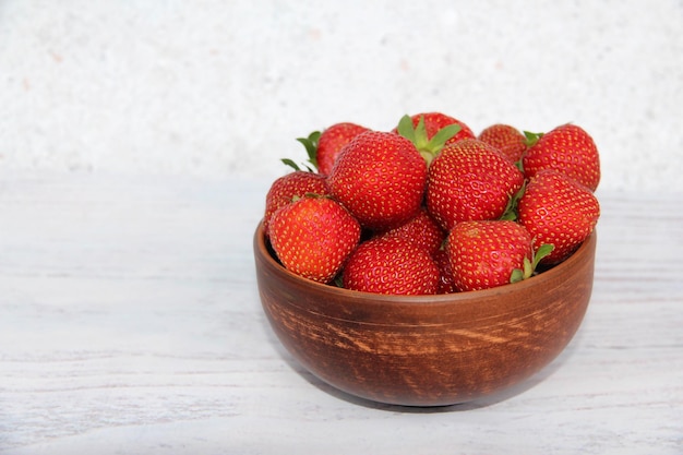 Fraises à l'arc sur la vue de dessus de table blanche Belle fraise rouge