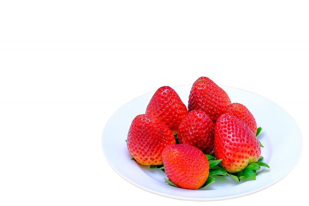 Fraises sur une assiette blanche