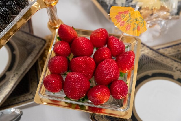 Fraises sur une assiette