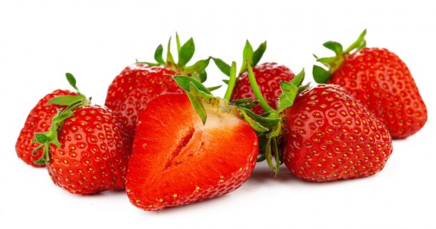 Fraises aux feuilles isolés sur fond blanc.