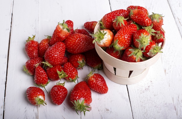 Fraises bio sur une table.