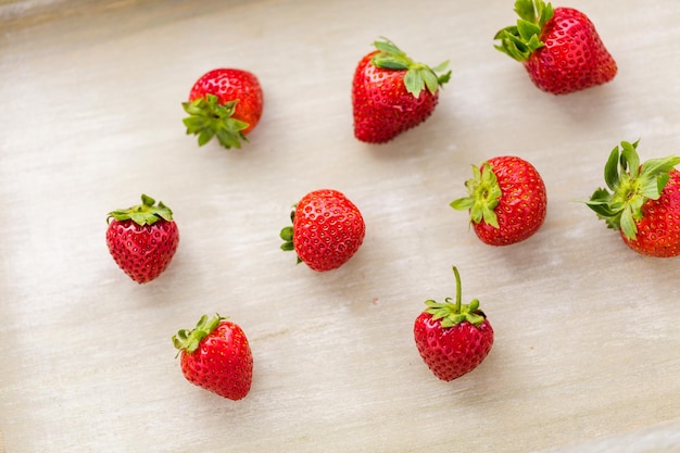 Fraises biologiques fraîches sur table en bois.