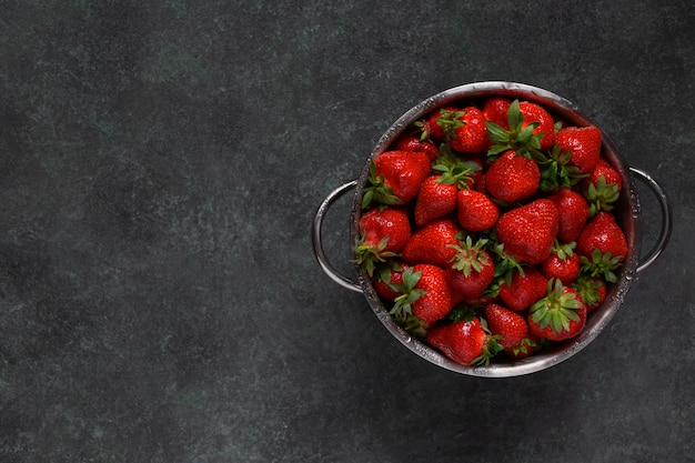 Fraises biologiques mûres dans une passoire