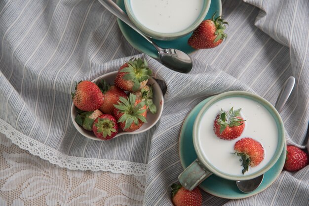 Photo fraises et boissons au lait sur fond de tissu