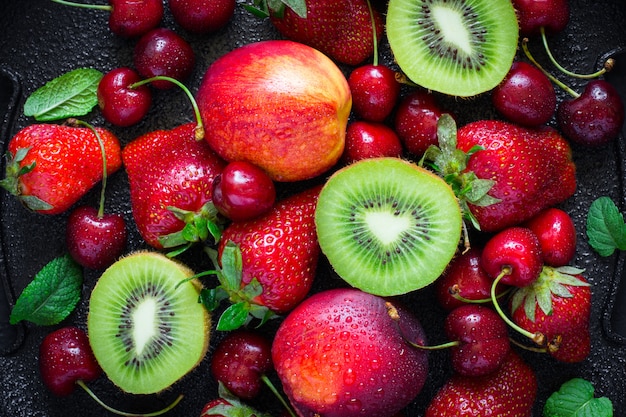 Fraises, cerises, kiwis et pêches juteuses d&#39;été