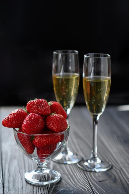 Fraises Et Champagne Dans Un Verre Sur Fond Noir