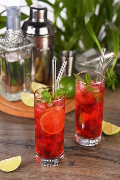 les fraises combinées avec du jus de fruits frais et un cocktail mojito à la tequila regorgent de baies de citron vert vibrantes