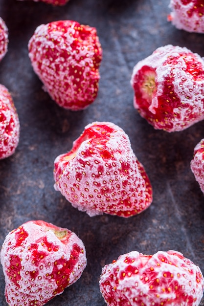 Fraises congelées en gros plan couvertes de givre.